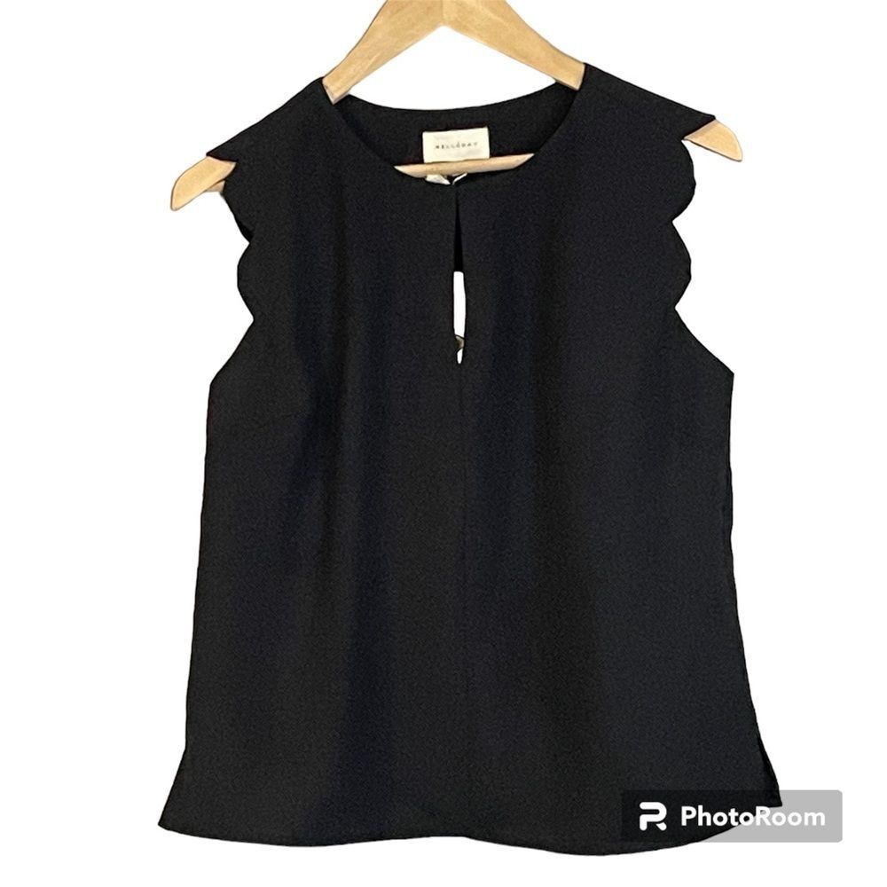 New Melloday scalloped shoulder front key hole sleeveless blouse. Women’s  XS